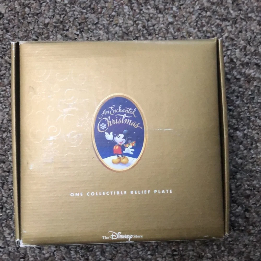 Disney Store LE Bas Relief Holiday Plate
